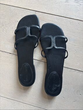 Minimalist flat sandals